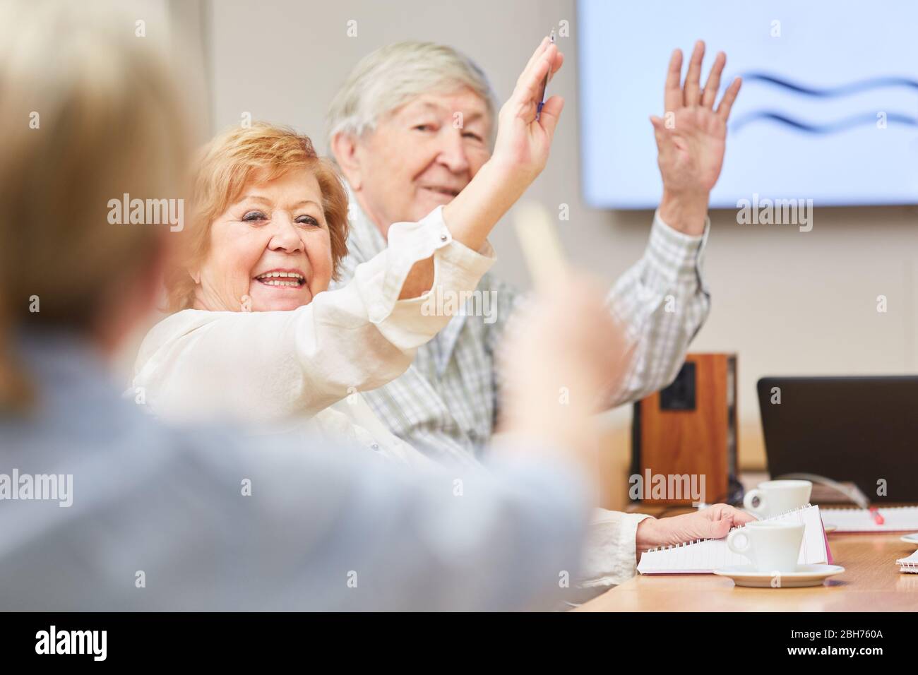Anziani curiosi in un seminario di educazione per adulti presso il centro di educazione per adulti Foto Stock