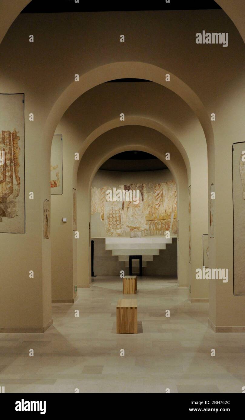 Faras Gallery. Museo Nazionale. Vista su una camera. Sullo sfondo, dipinto murale dell'abside della Cattedrale di Faras, raffigurante la Vergine Maria con il Bambino affiancato dai dodici apostoli, governanti nubiani e un Vescovo. secoli viii-xiii. Varsavia. Polonia. Foto Stock