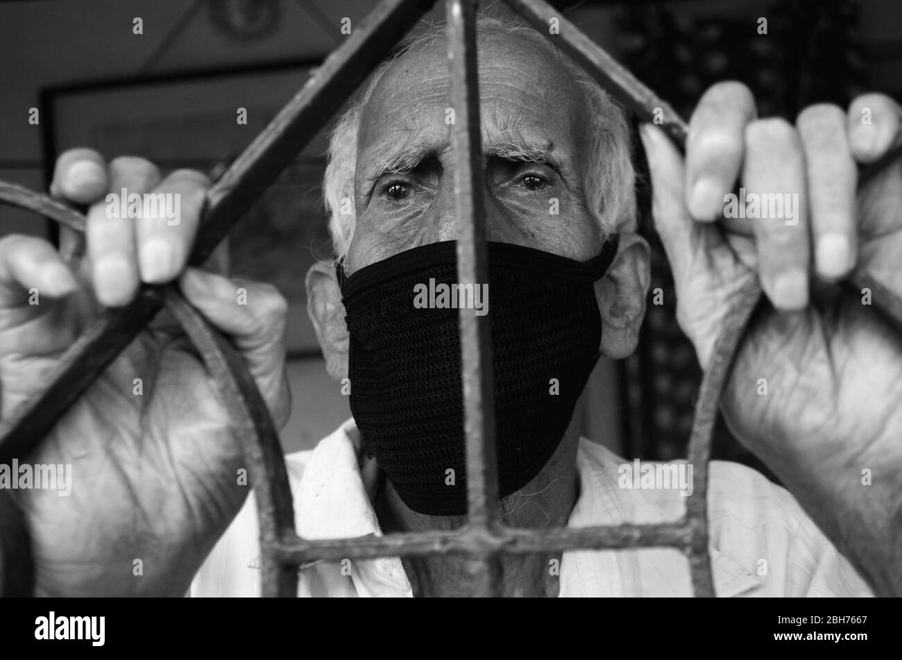 Il vecchio con tutta la sua speranza guardando fuori in una speranza di giorni buoni a venire al tempo di COVID-19, Nabagram; Hooghly. Bengala Occidentale; India. Foto Stock