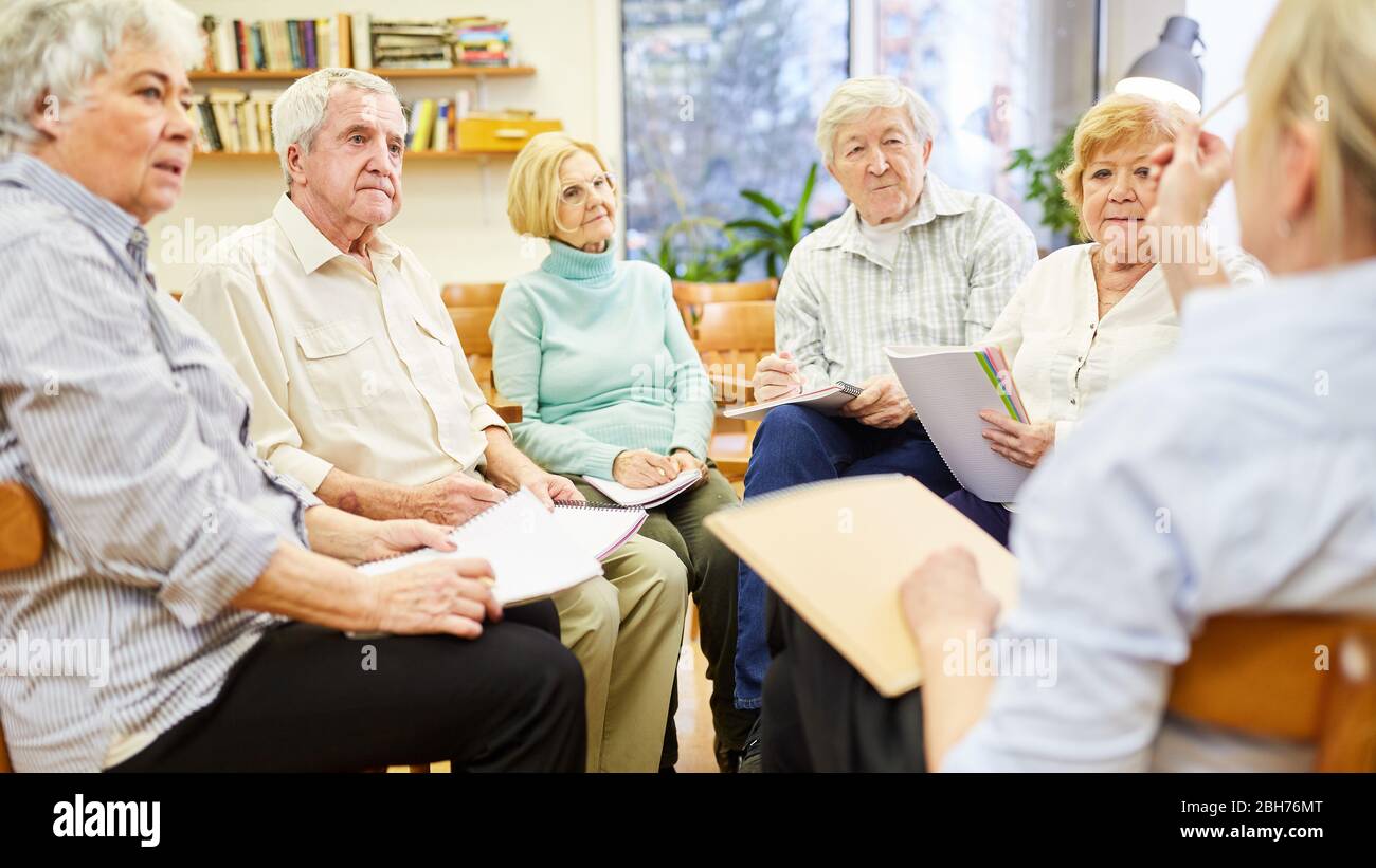 Psicoterapeuta in terapia di gruppo con anziani in una casa di riposo Foto Stock