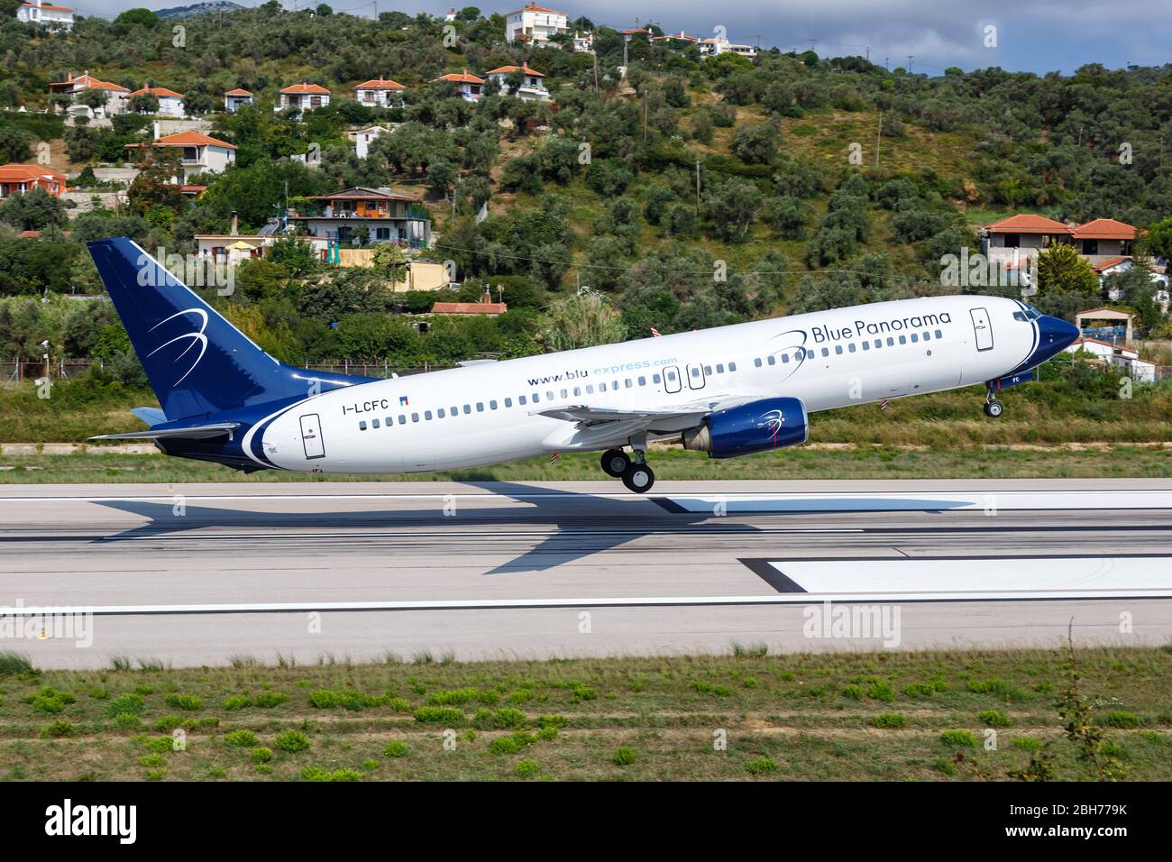 Skiathos, Grecia – 27 luglio 2019: Aereo Blue Panorama Boeing 737-800 all'aeroporto di Skiathos (JSI) in Grecia. Foto Stock