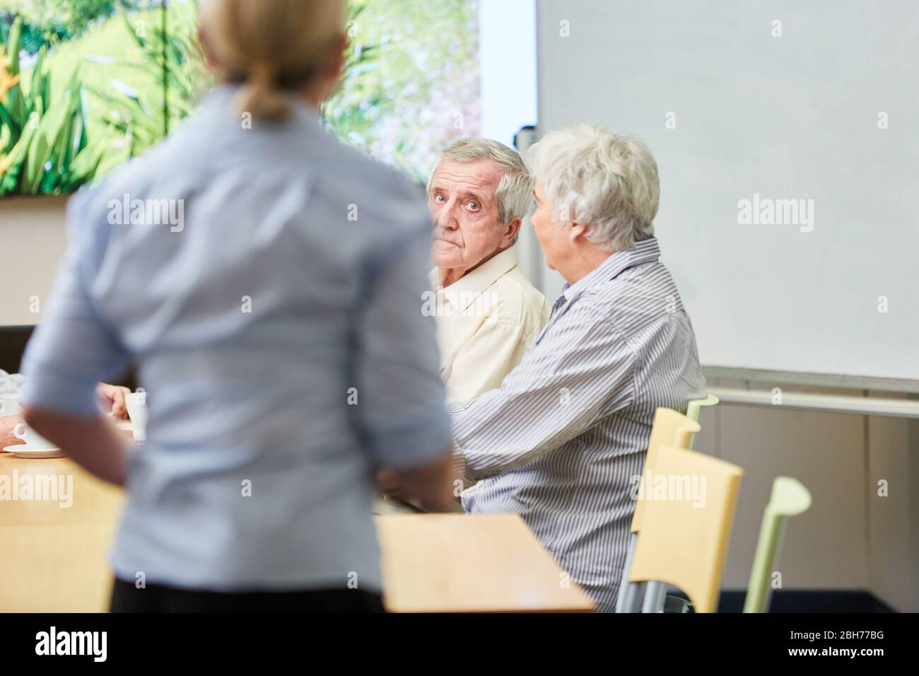 Gruppo senior e docente in un corso di formazione per adulti presso il VHS Foto Stock