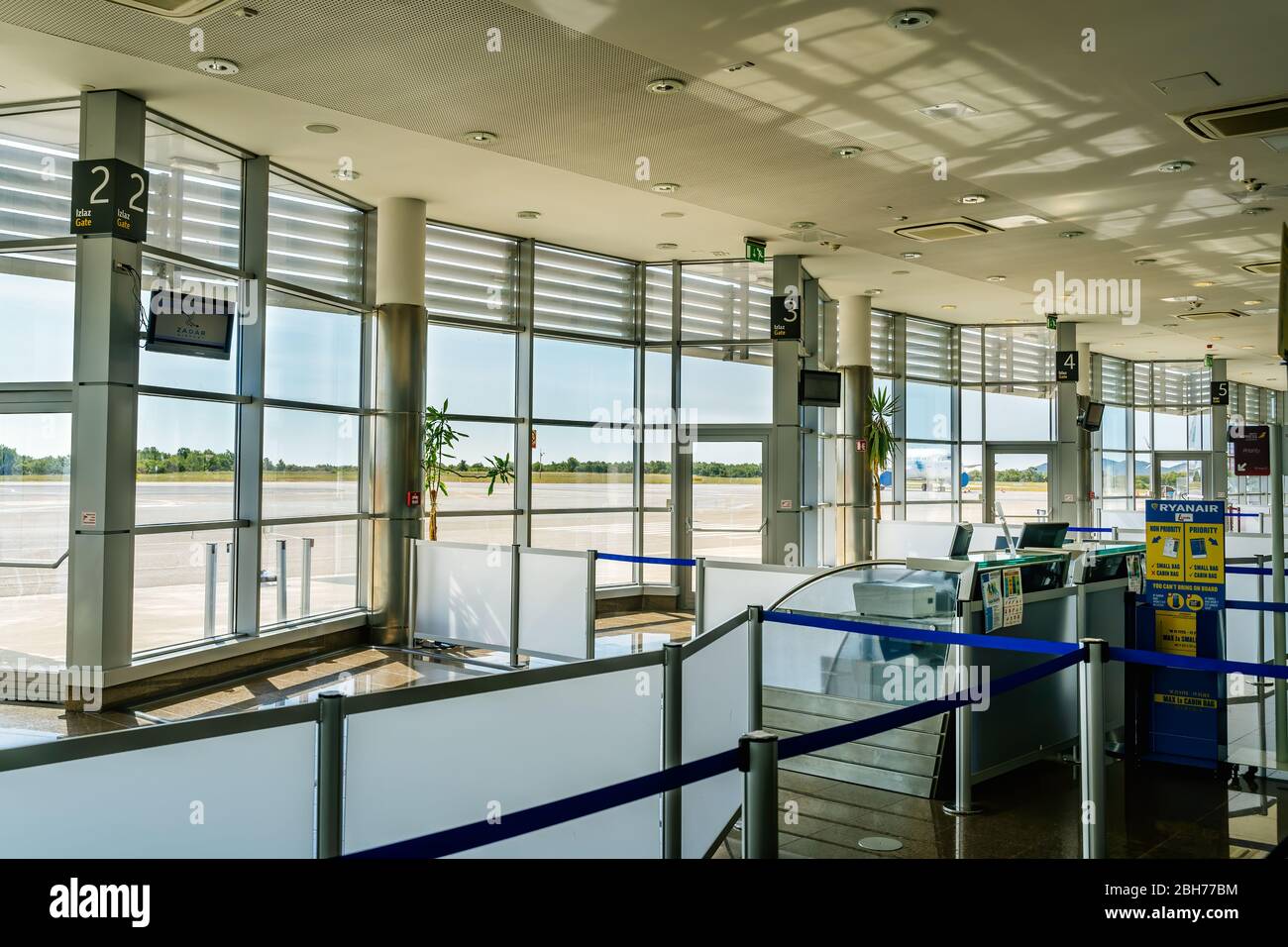 Zara, Croazia, 2019 agosto banchi di partenza vuoti e cancelli sull'aeroporto internazionale di Zara a causa di pandemie di coronavirus e restrizioni di volo Foto Stock