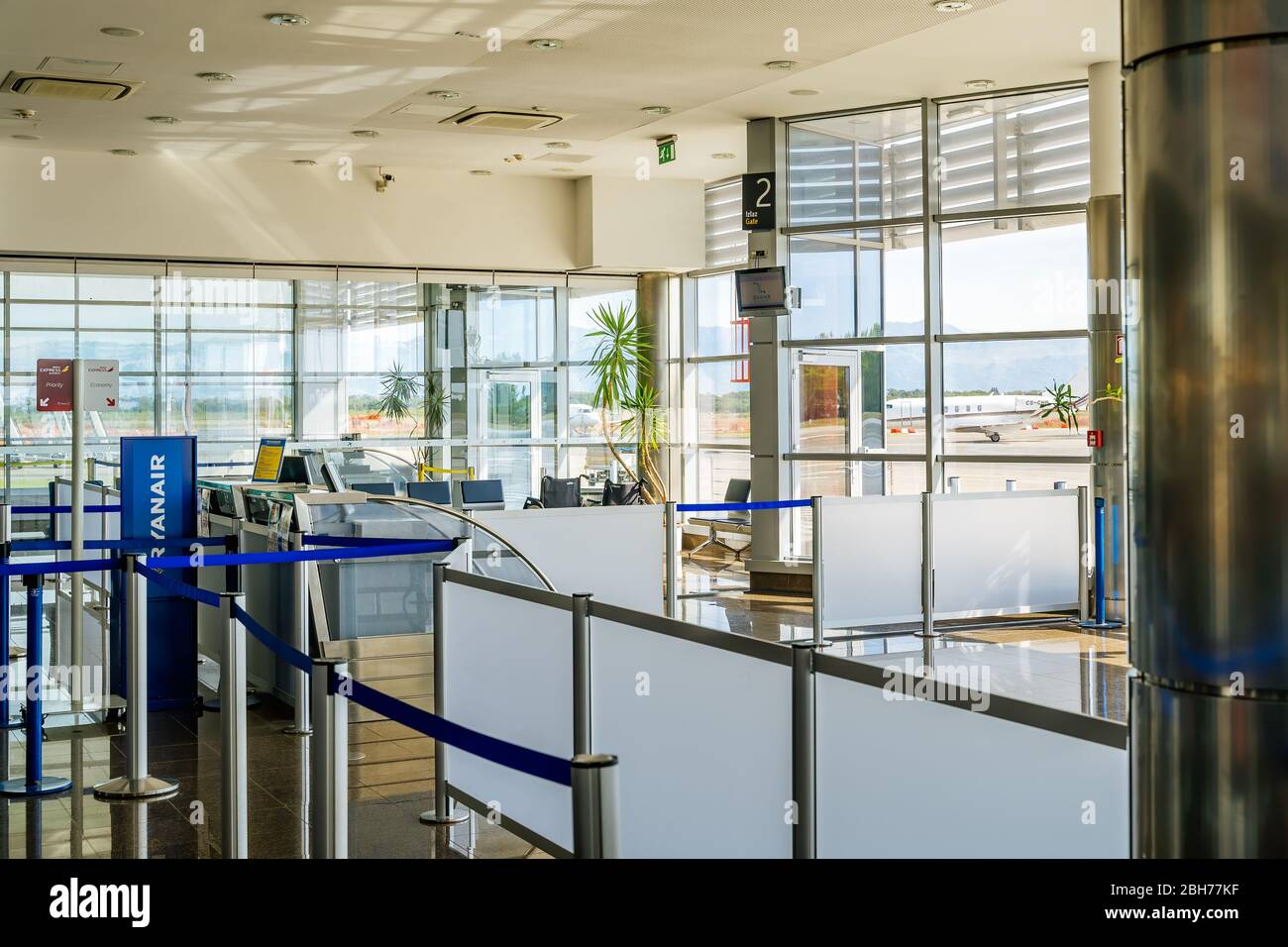 Zara, Croazia, 2019 agosto banchi di partenza vuoti e cancelli sull'aeroporto internazionale di Zara a causa di pandemie di coronavirus e restrizioni di volo Foto Stock