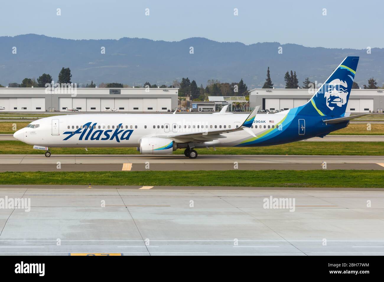 San Jose, California – 11 aprile 2019: Alaska Airlines Boeing 737-900ER aereo all'aeroporto di San Jose (SJC) in California. Foto Stock