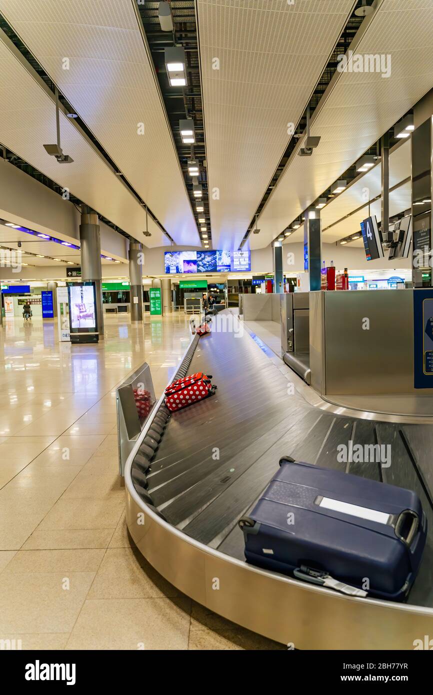 Dublino, Irlanda, 2020 febbraio, sala arrivi quasi vuota con trasportatore di bagagli nell'aeroporto di Dublino a causa di pandemie di coronavirus e restrizioni di volo Foto Stock