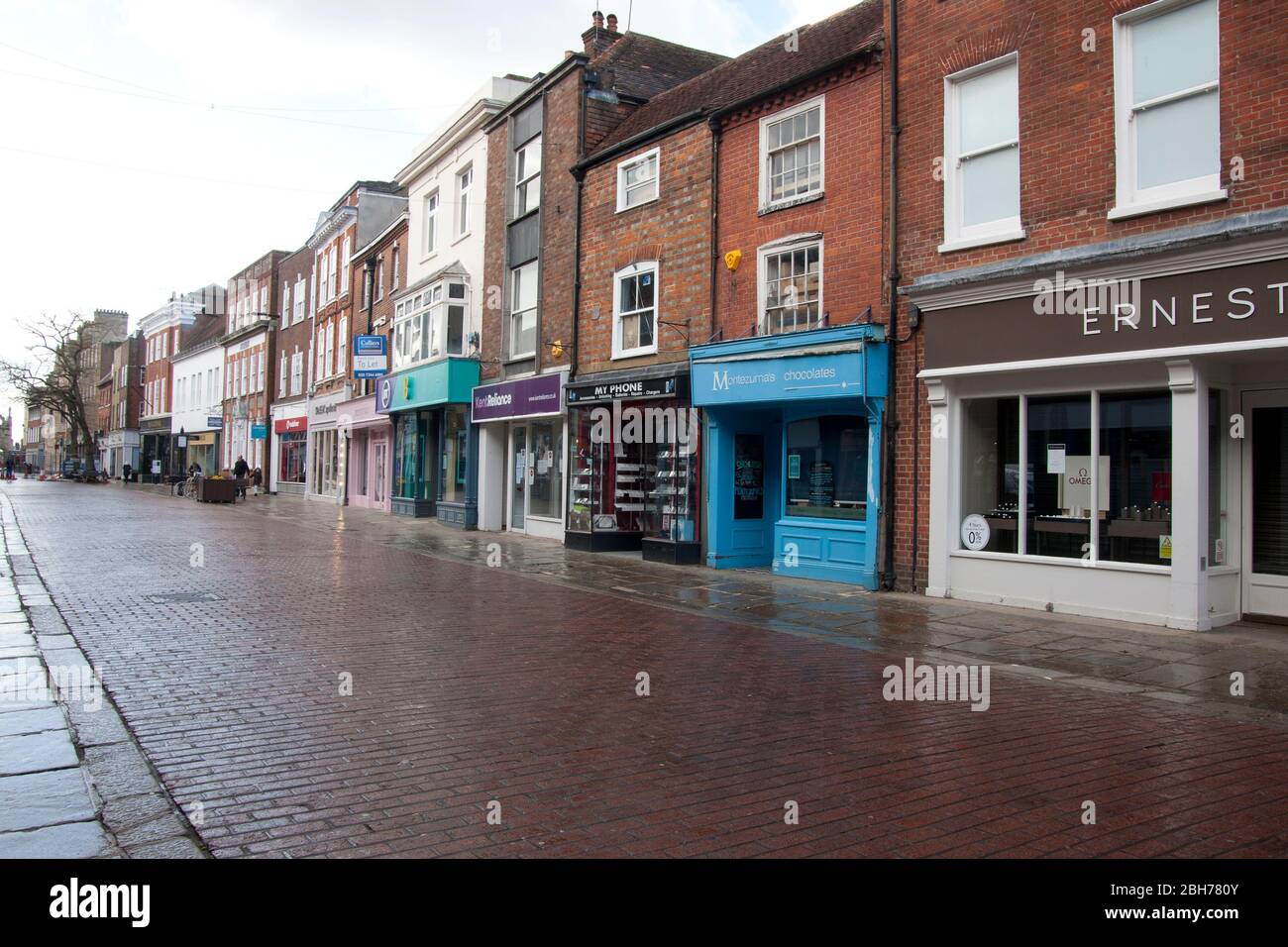 East Street Chichester in una giornata di pioggia è vuoto durante il blocco di coronavirus, West Sussex, Inghilterra, marzo 2020 Foto Stock