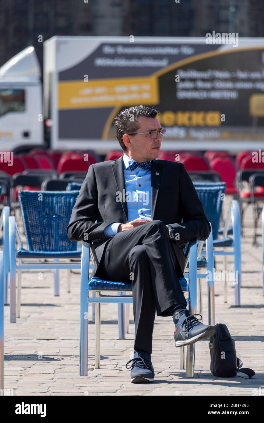 Germania, Magdeburg, 24 aprile 2020: A Magdeburg, i proprietari dei ristoranti hanno allestito 1000 sedie sulla piazza della cattedrale. Protestano contro lo spegnimento. La crisi di Corona minaccia la morte di pub e ristoranti in Germania. Credit: Matto Kaminer/Alamy Live News Foto Stock