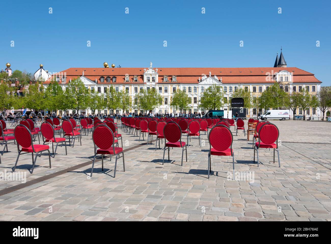 Germania, Magdeburg, 24 aprile 2020: A Magdeburg, i proprietari dei ristoranti hanno allestito 1000 sedie sulla piazza della cattedrale. Protestano contro lo spegnimento. La crisi di Corona minaccia la morte di pub e ristoranti in Germania. Credit: Matto Kaminer/Alamy Live News Foto Stock