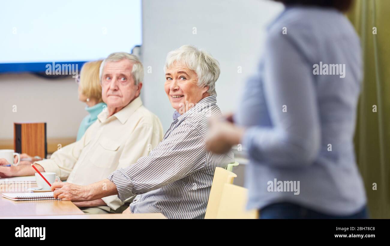 Anziani in un corso o in un laboratorio di educazione per adulti presso il centro di formazione per adulti Foto Stock