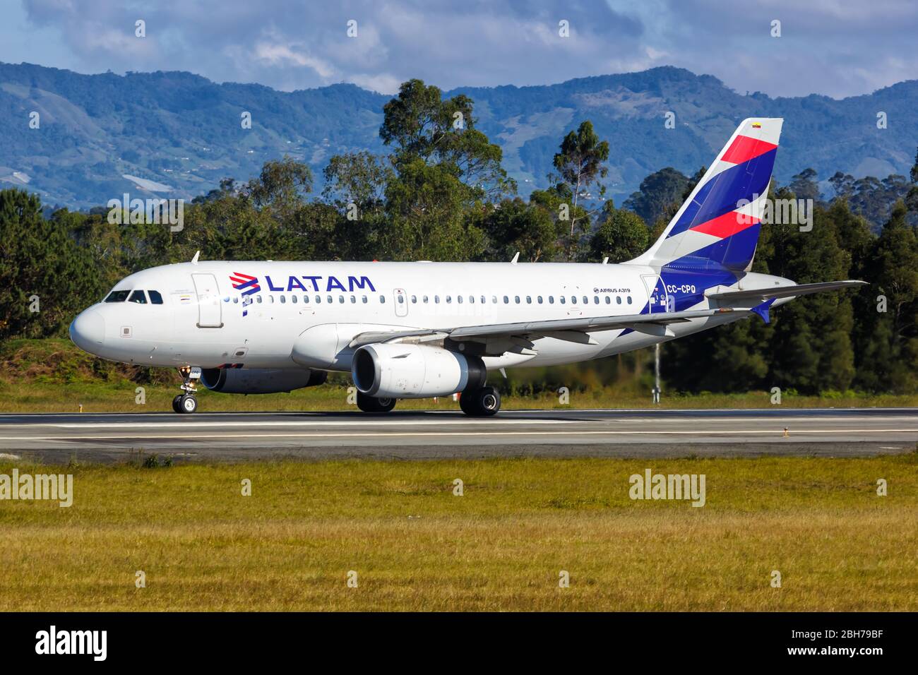 Medellin, Colombia – 26 gennaio 2019: LATAM Airbus A319 aereo all'aeroporto Medellin (MDE) in Colombia. Airbus è un produttore europeo di aeromobili ba Foto Stock