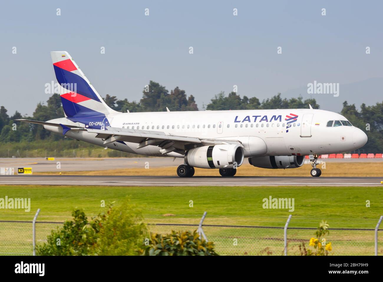 Bogota, Colombia – 30 gennaio 2019: LATAM Airbus A319 aereo all'aeroporto di Bogota (BOG) in Colombia. Airbus è un produttore europeo di aeromobili Foto Stock