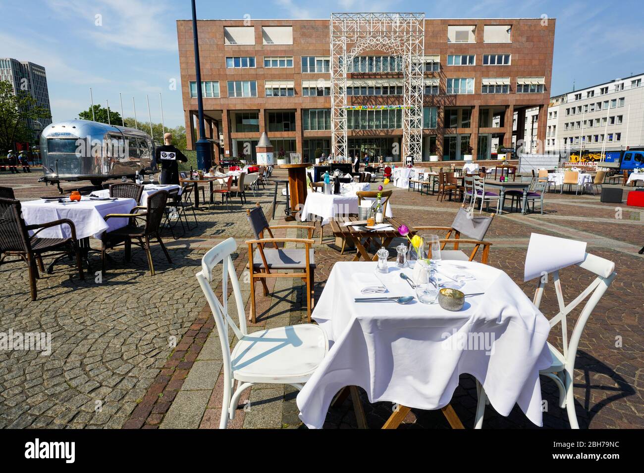 Dortmund, 24.04.2020: Leere Tische, Stühle und Betten auf dem Friedensplatz a Dortmund. Nach einem Aufruf des DEHOGA (Deutscher Hotel- und Gaststättenverband) haben sich Gastronomiebetriebe unter dem motto STILLSTERBEN zusammengetan, um an der Protestaktion teilzunehmen, mit der sie auf die Lage ihrer Betriebe auf die Folgen der Corona-Beschränkungen in Corksam der Corfsrise-Kauksam. --- Dortmund, 24 aprile 2020: Tavoli, sedie e letti vuoti sulla Friedensplatz di Dortmund. A seguito di una chiamata da DEHOGA (Associazione tedesca di Hotel e ristoranti), gli stabilimenti di catering sono venuti t Foto Stock