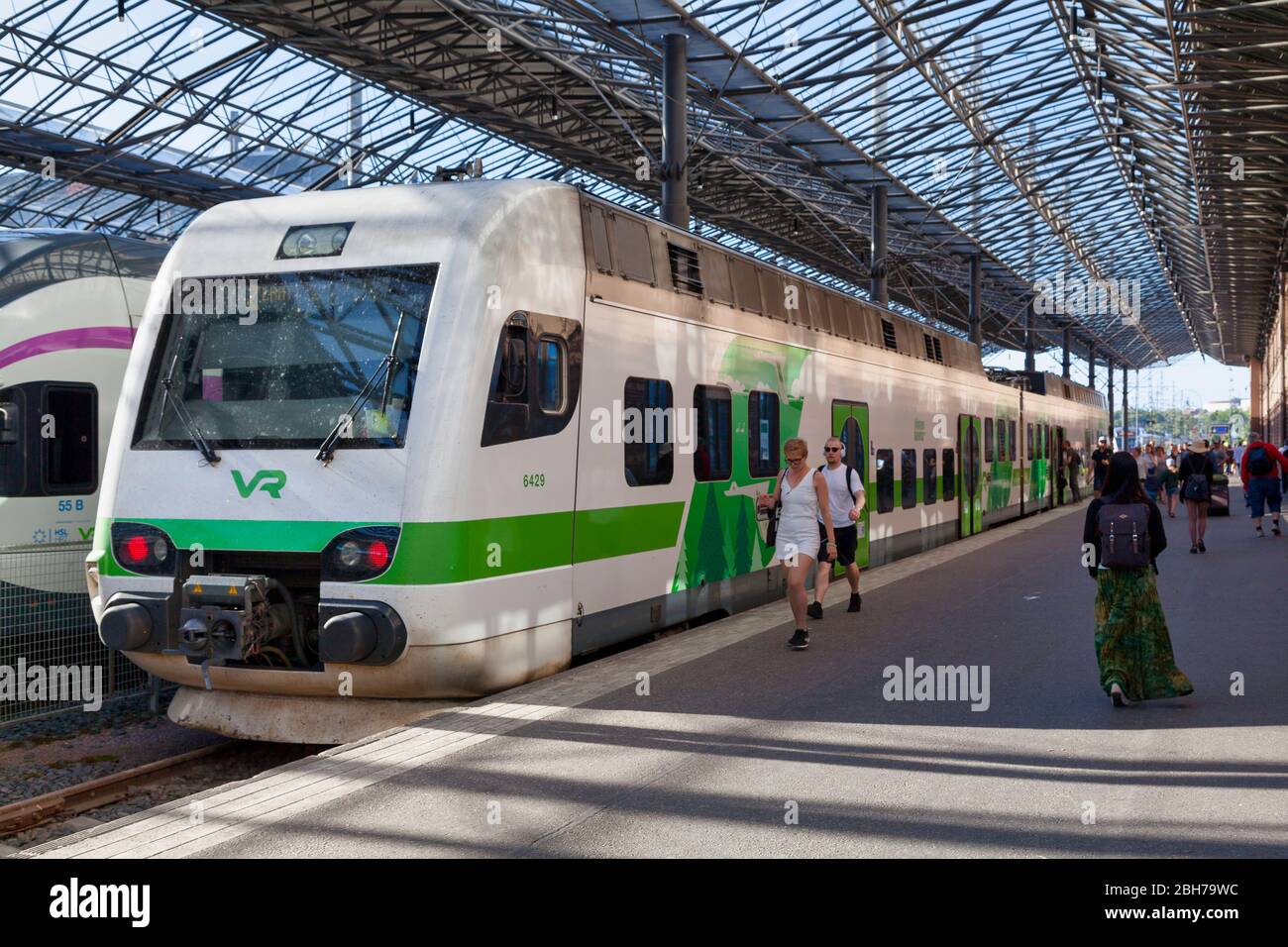 Helsinki, Finlandia - giugno 18 2019: Un treno VR classe SM4 EMU gestito da "VR Group" alla stazione ferroviaria di Helsinki. Foto Stock