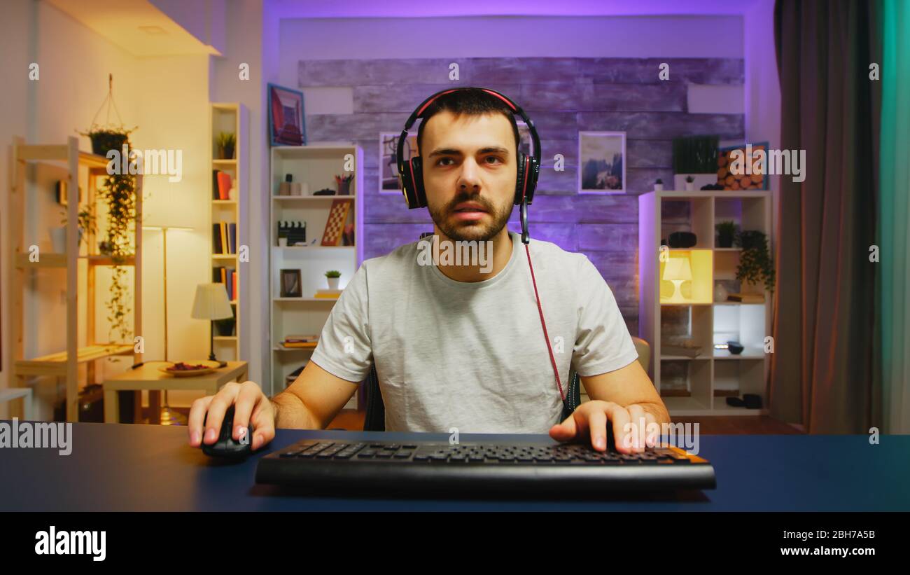 Giovane POV che parla con altri giocatori utilizzando le cuffie con  microfono mentre giochi su PC potente Foto stock - Alamy
