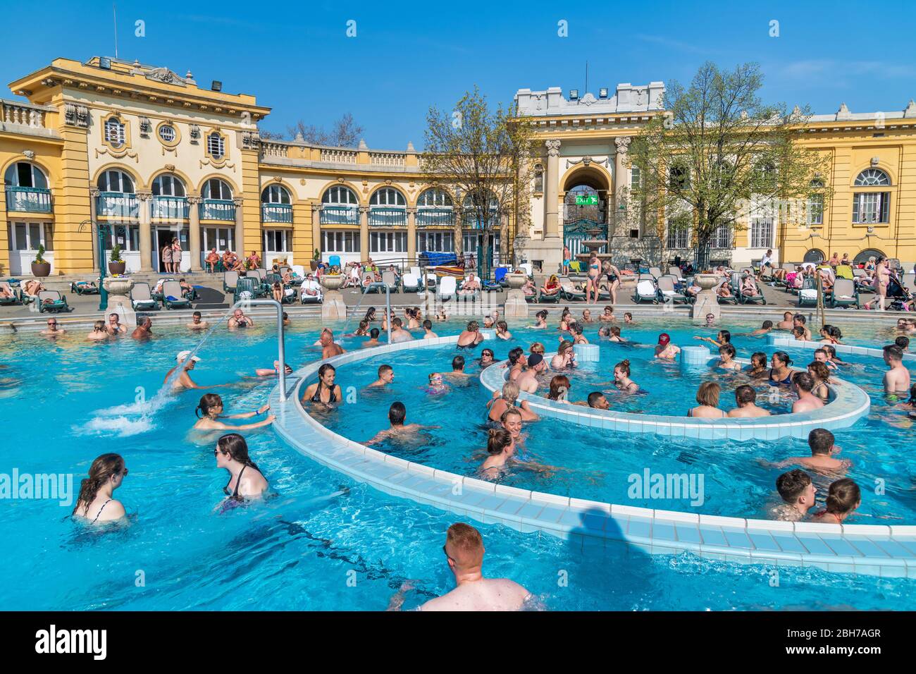 BUDAPEST - 3 APRILE 2019: Turisti e locali godono le famose terme Szechenyi in una splendida giornata primaverile. Si tratta di una famosa attrazione turistica. Foto Stock