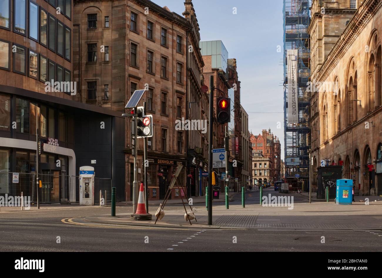 Il centro di Glasgow è una zona virtuale priva di traffico, poiché la gente osserva le restrizioni di blocco dei coronavirus Foto Stock