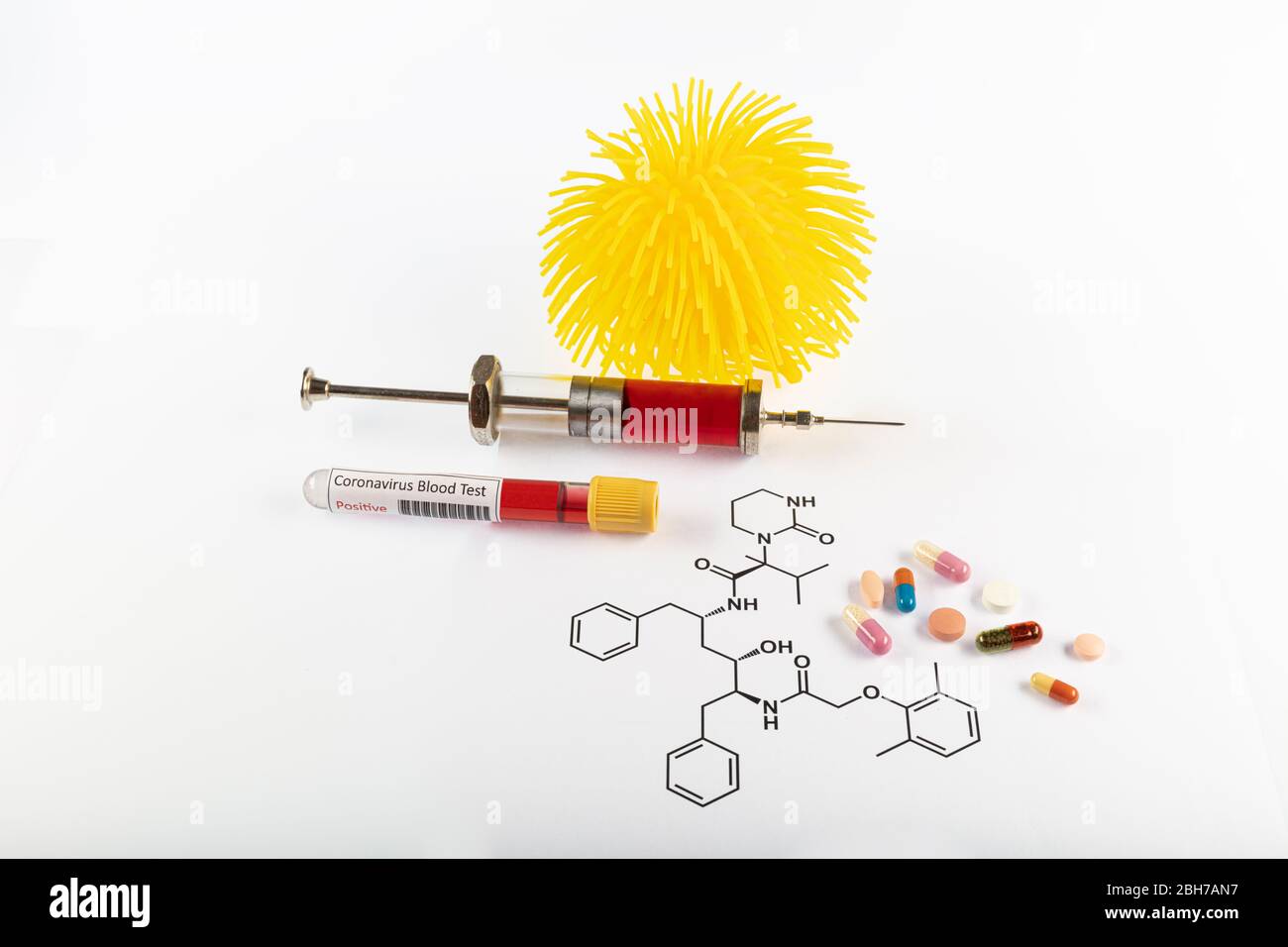 Molecola di lopinavir. È un inibitore della proteasi antiretrovirale, usato in con ritonavir nella terapia dell'infezione da HIV da virus dell'immunodeficienza umana e A. Foto Stock