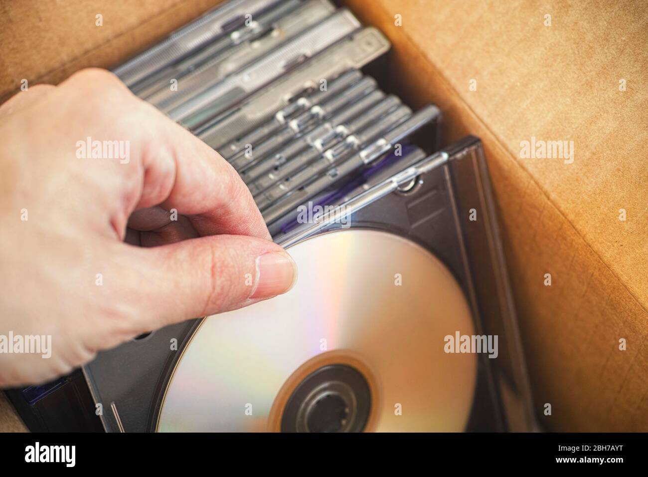 Estrarre il DVD o il CD da una scatola di cartone. Primo piano. Foto Stock