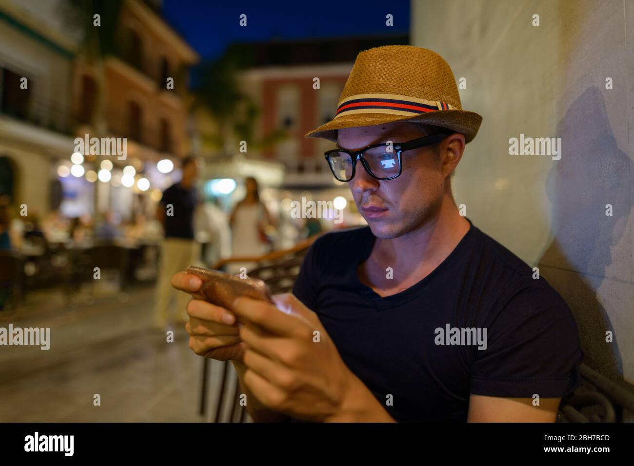Bel giovane uomo turistico utilizzando il telefono cellulare all'aperto Foto Stock