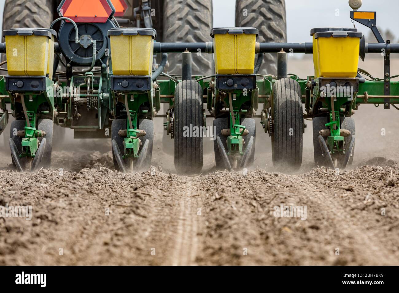 Trattore e piantatrice in campo agricolo che piantano mais nell'Illinois centrale Foto Stock