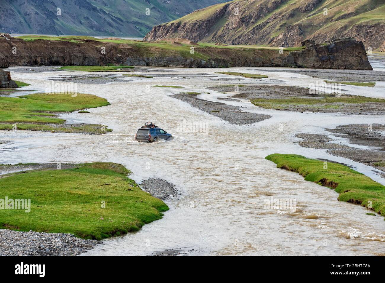 Per trazione integrale che attraversa un fiume, Kurumduk valley, provincia di Naryn, Kirghizistan, Asia centrale Foto Stock