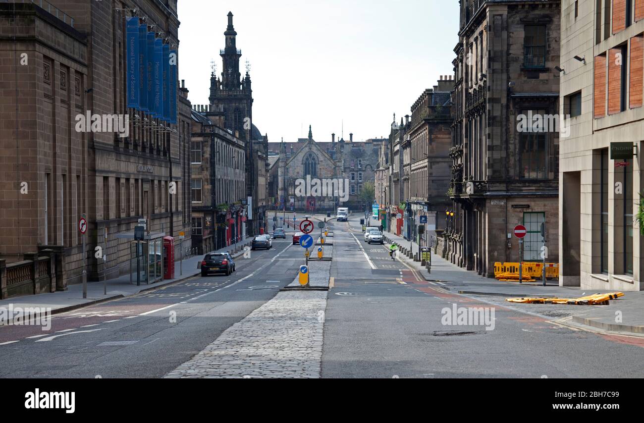 Centro di Edimburgo, Scozia, Regno Unito. 24 aprile. 2020. Quando arriviamo alla fine della quarta settimana del Coronavirus Lockdown c'era un centro eccezionalmente tranquillo con pochissimi veicoli o pedoni intorno ai monumenti storici della capitale scozzese che in tempi normali sarebbero stati circondati dai turisti in un soleggiato venerdì di metà mattina con una temperatura di 11 gradi. Nella foto: George il ponte 1V. Credit: Arch White/Alamy Live News Foto Stock