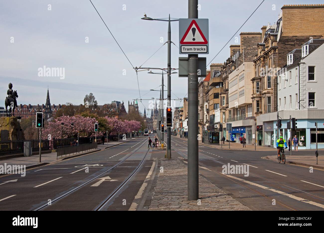 Centro di Edimburgo, Scozia, Regno Unito. 24 aprile. 2020. Quando arriviamo alla fine della quarta settimana del Coronavirus Lockdown c'era un centro eccezionalmente tranquillo con pochissimi veicoli o pedoni intorno ai monumenti storici della capitale scozzese che in tempi normali sarebbero stati circondati dai turisti in un soleggiato venerdì di metà mattina con una temperatura di 11 gradi. Nella foto: Princes Street. Credit: Arch White/Alamy Live News Foto Stock