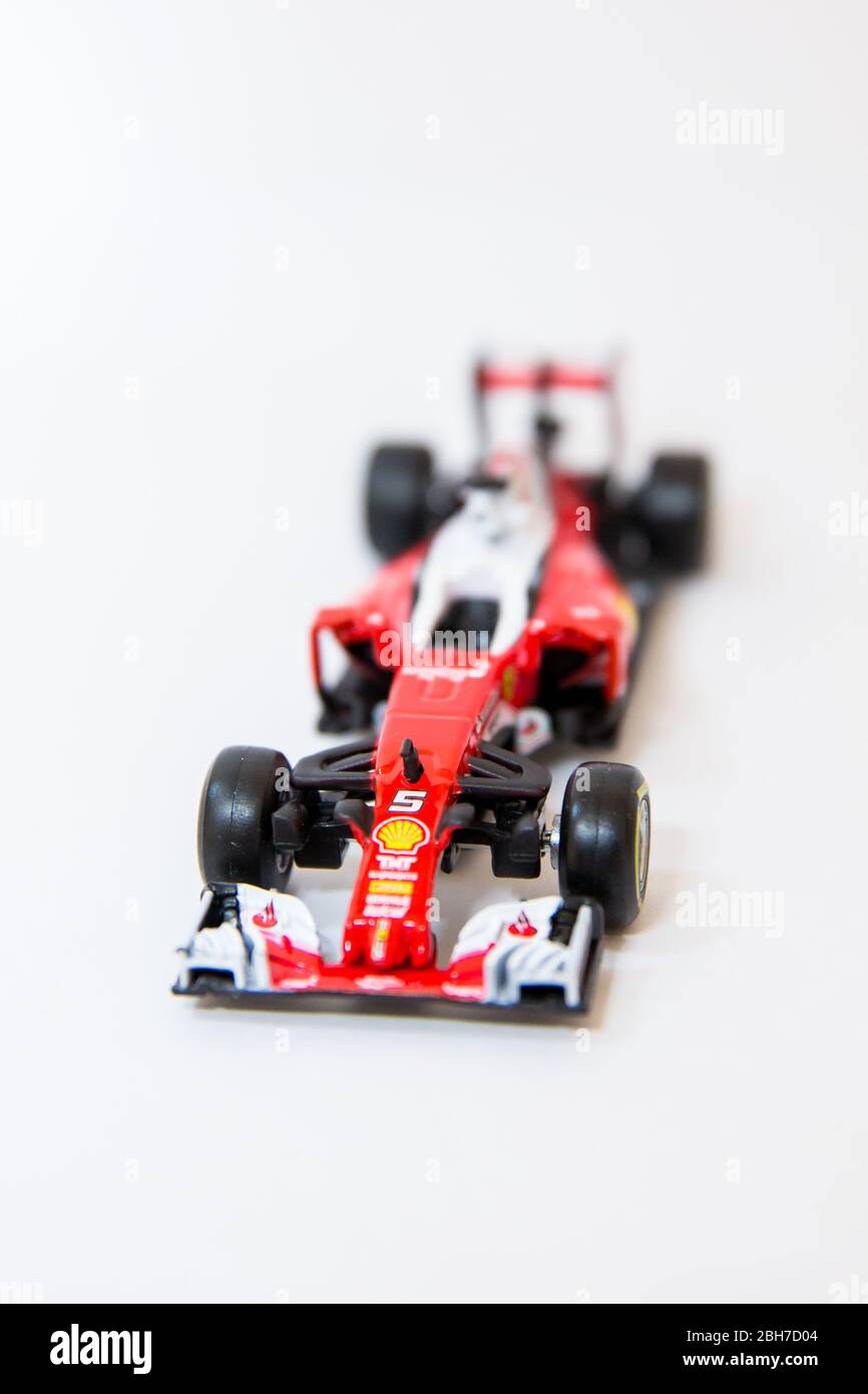 Bburago Ferrari SF16-H 1:43 modello di Formula 1 auto. La vettura di Sebastian Vettel completa di pilota da corsa. Foto Stock