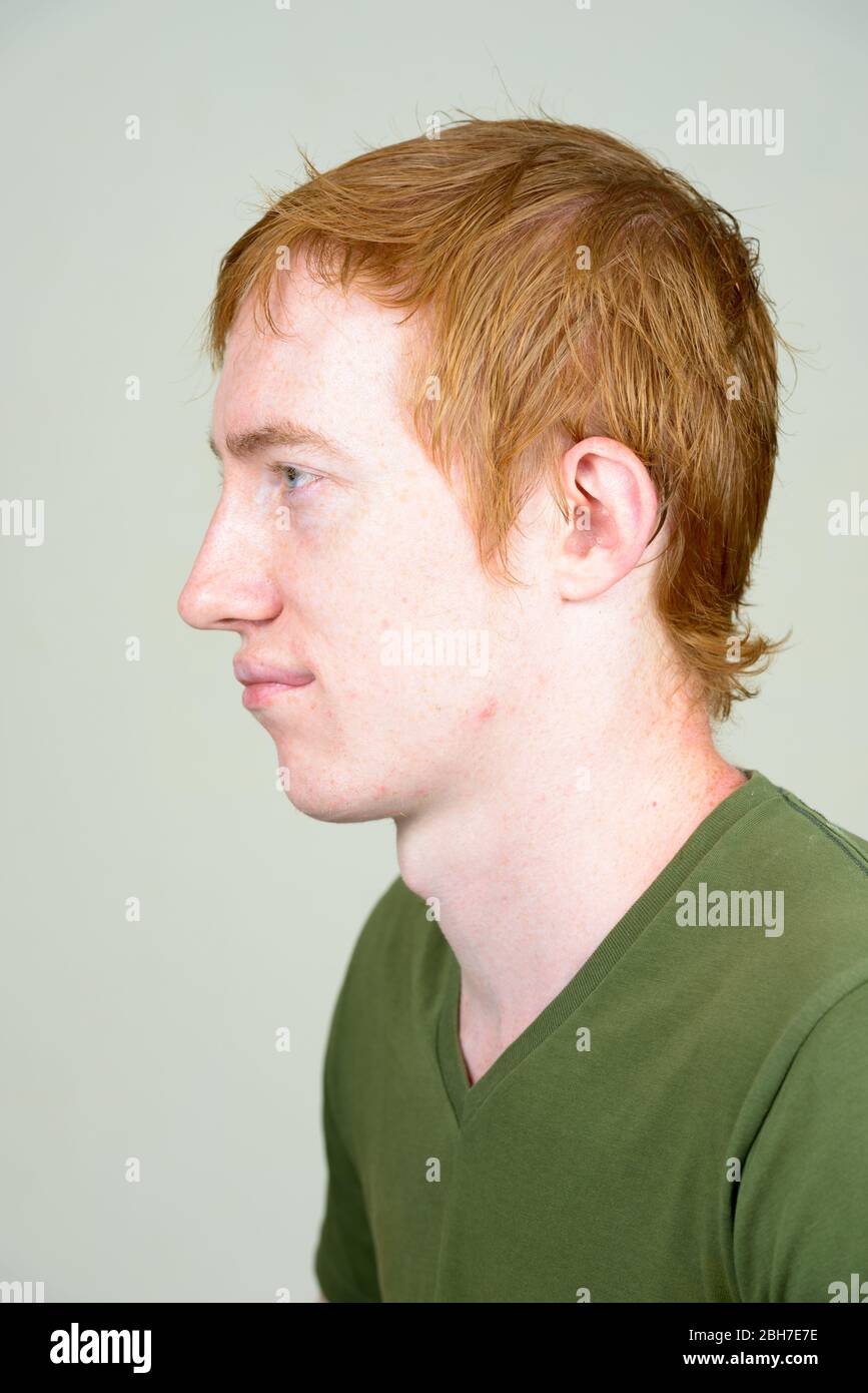 Vista del profilo di primo piano dell'uomo con capelli rossi Foto Stock