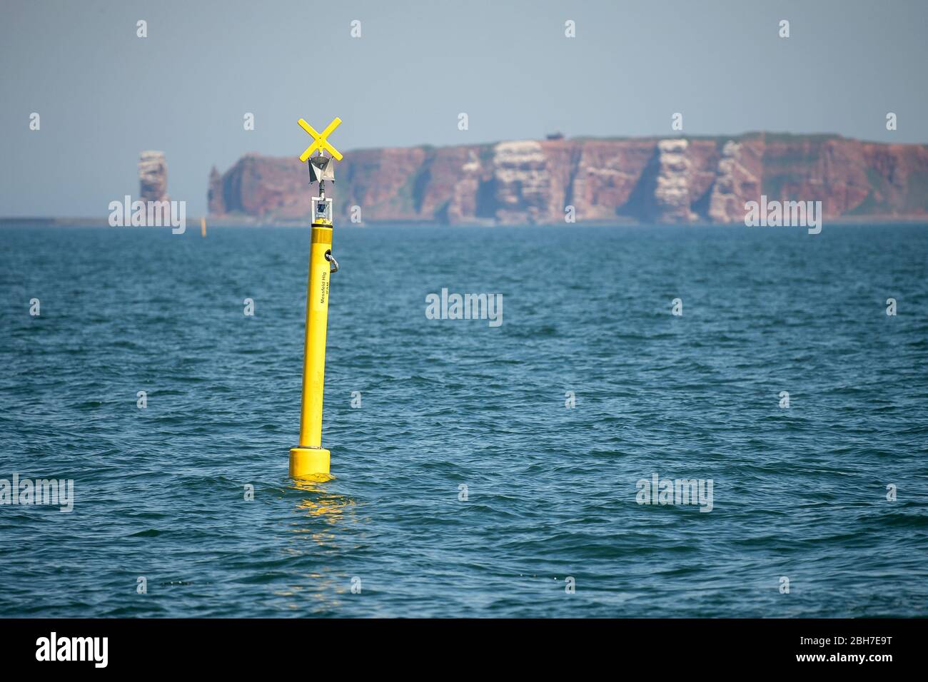 23 aprile 2020, Schleswig-Holstein, Helgoland: Una tonnellata segna l'area di un campo di prova al largo dell'isola di Helgoland. I ricercatori vogliono testare nuovi dispositivi al largo dell'isola di Helgoland. Foto: Sina Schuldt/dpa - ATTENZIONE: Questa foto è già stata inviata da dpa via radio Foto Stock