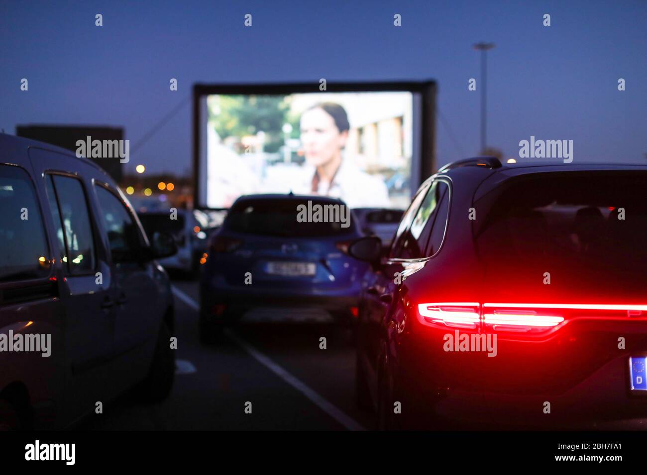 Chemnitz, Germania. 22 aprile 2020. I visitatori possono guardare "le Cronache dei canguri" al cinema drive-in di Chemnitz. Per la prima volta dall'inizio delle restrizioni di contatto c'è un cinema in città. Fino a 230 veicoli possono parcheggiare sulla piazza davanti allo schermo di 200 metri quadrati o sulla parete LED di 50 metri quadrati. Fino al 25 giugno, ci sarà un film per bambini e famiglia ogni giorno alle 5 e il programma serale alle 8. Il venerdì e il sabato ci sarà un film di mezzanotte dalle 23:00. Credit: Jan Woitas/dpa-Zentralbild/dpa/Alamy Live News Foto Stock
