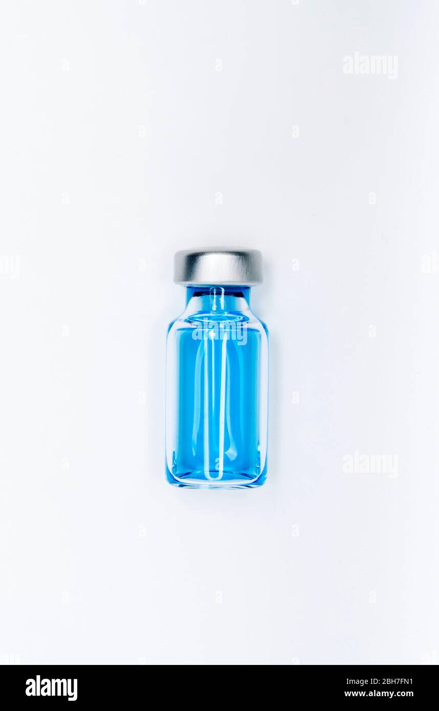 Flaconcino per uso medico per iniezione con una siringa con medicinale liquido o vaccino Foto Stock