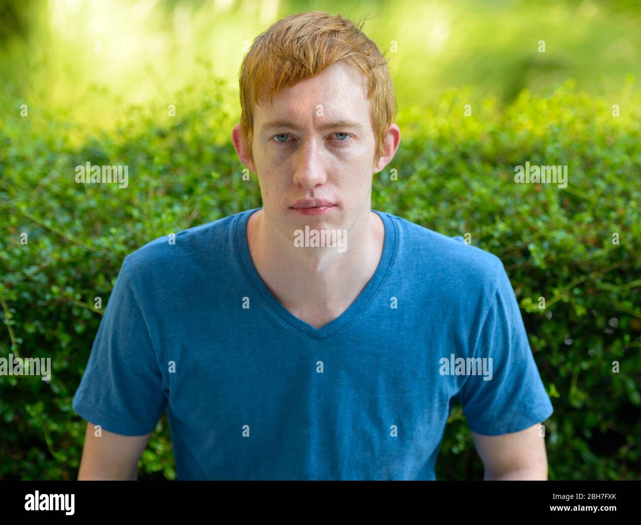Ritratto dell'uomo con capelli rossi rilassante nel parco Foto Stock