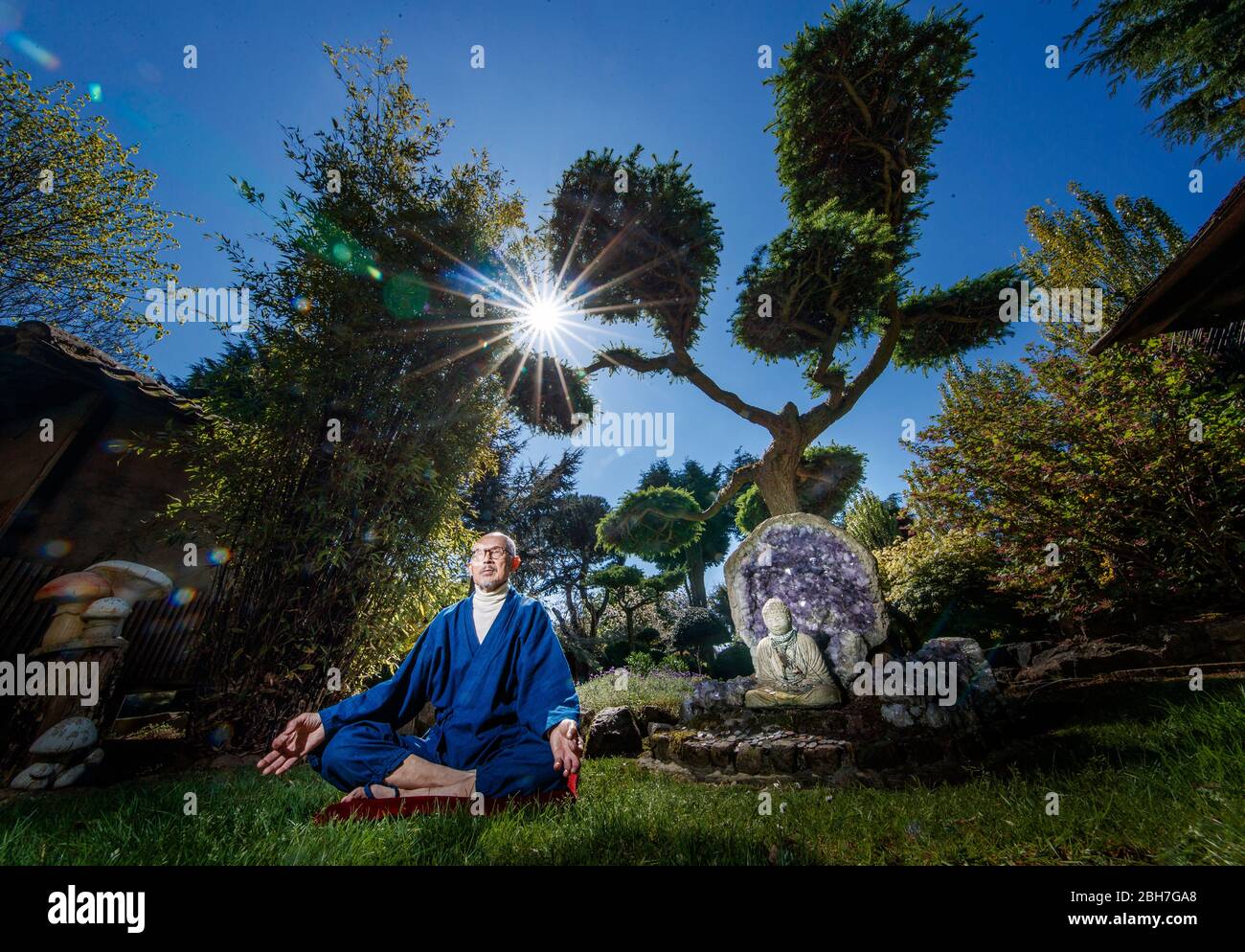 L'ex monaco buddista Buddha Maitreya, che dice che la pandemia è un avvertimento per l'umanità, medita nel suo premiato Giardino Giapponese al pure Land Meditation Center vicino Newton on Trent. Foto Stock