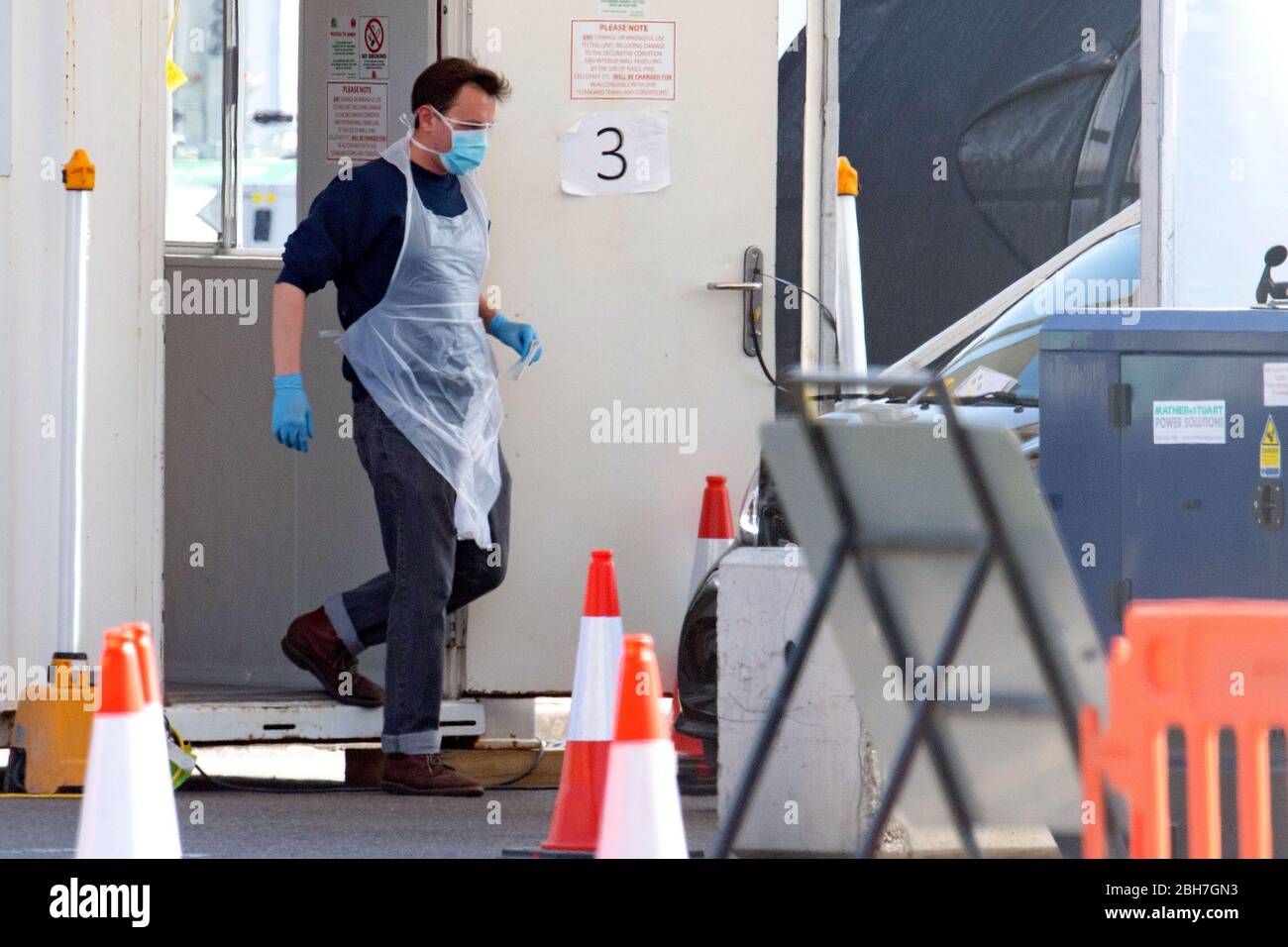 Tester che indossano dispositivi di protezione individuale (PPE) al lavoro in un viaggio attraverso il sito di test per il coronavirus in una filiale di Ikea, a Wembley, a nord di Londra. Foto Stock