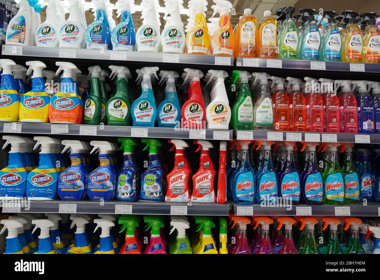 Detergenti, spray, liquidi detergenti detergenti in vendita su Supermarket Stand. Bottiglie con prodotti per la pulizia di Casa di vari uomo Foto Stock