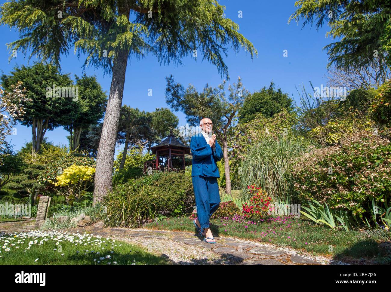 Ex monaco buddista Buddha Maitreya, che dice che la pandemia è un avvertimento per l'umanità, nel suo premiato Giardino Giapponese al pure Land Meditation Center vicino Newton on Trent. Foto Stock