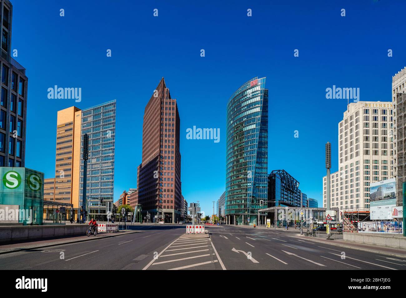 19 aprile 2020, Berlino: Potsdamer Platz a Berlino con una splendida giornata primaverile in un meraviglioso clima imperiale e cielo blu con la Torre Kollhoff, l'alta rete della Deutsche Bahn e il Beisheim Centre. | utilizzo in tutto il mondo Foto Stock