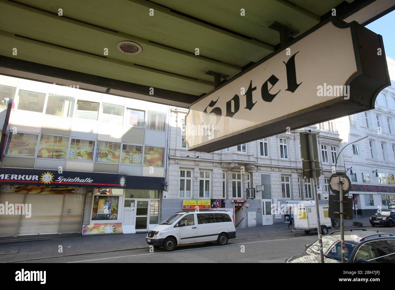 Amburgo, Germania. 22 aprile 2020. Un cartello con la scritta 'Hotel' può essere visto presso l'Hotel Alt Nürnberg chiuso nel centro della città. Gli hotel della città anseatica sono chiusi per le attività turistiche a causa della crisi di Corona. Credit: Bodo Marks/dpa/Alamy Live News Foto Stock