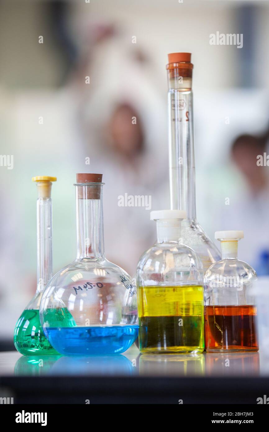 Apparecchiature chimiche con diversi colori chimici in laboratorio Foto Stock