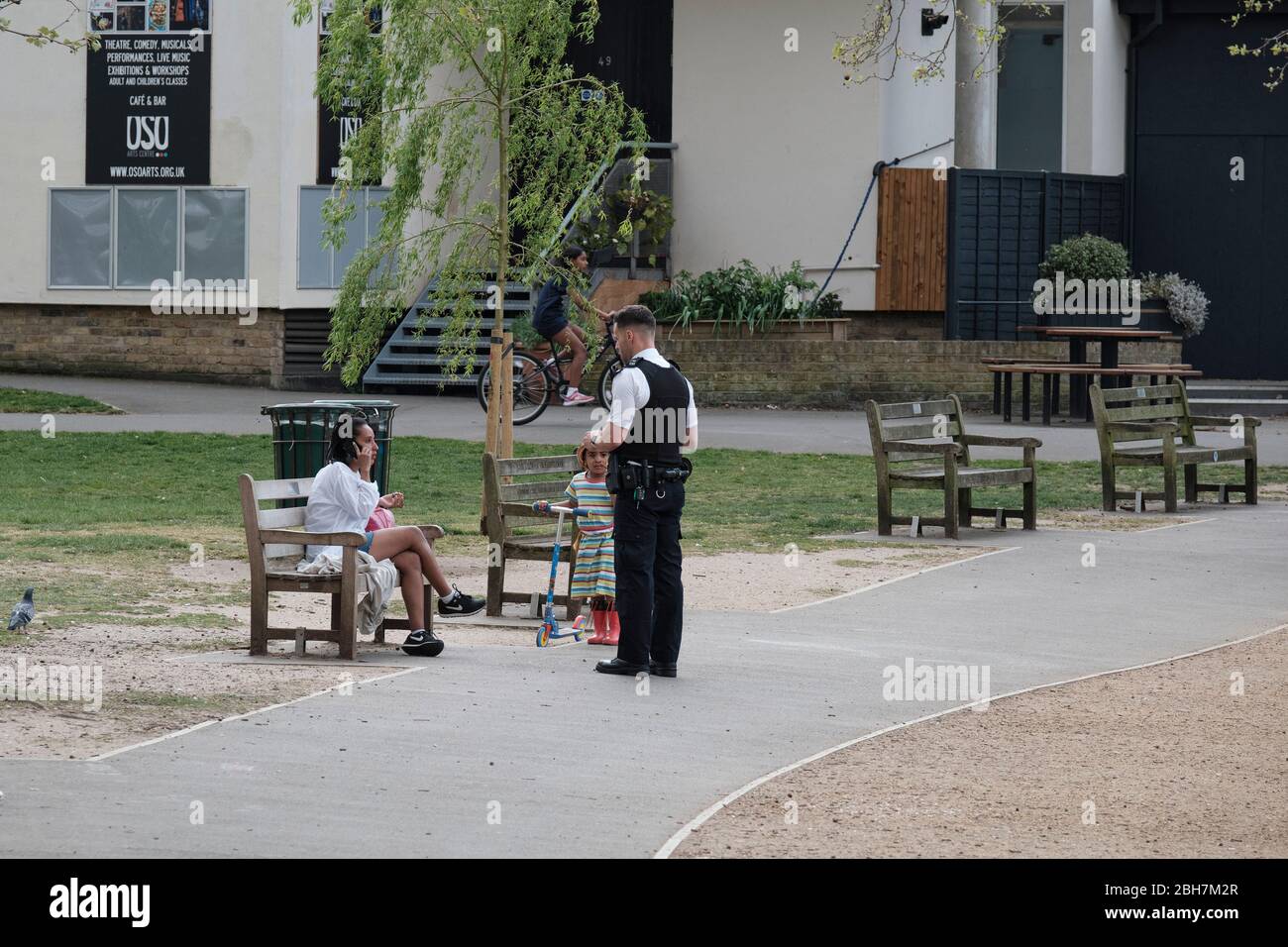 Blocco dei coronavirus, l'ufficiale di polizia pattuglia i parchi per imporre le distanze sociali e la conformità alle restrizioni di blocco, Barnes, Londra Foto Stock