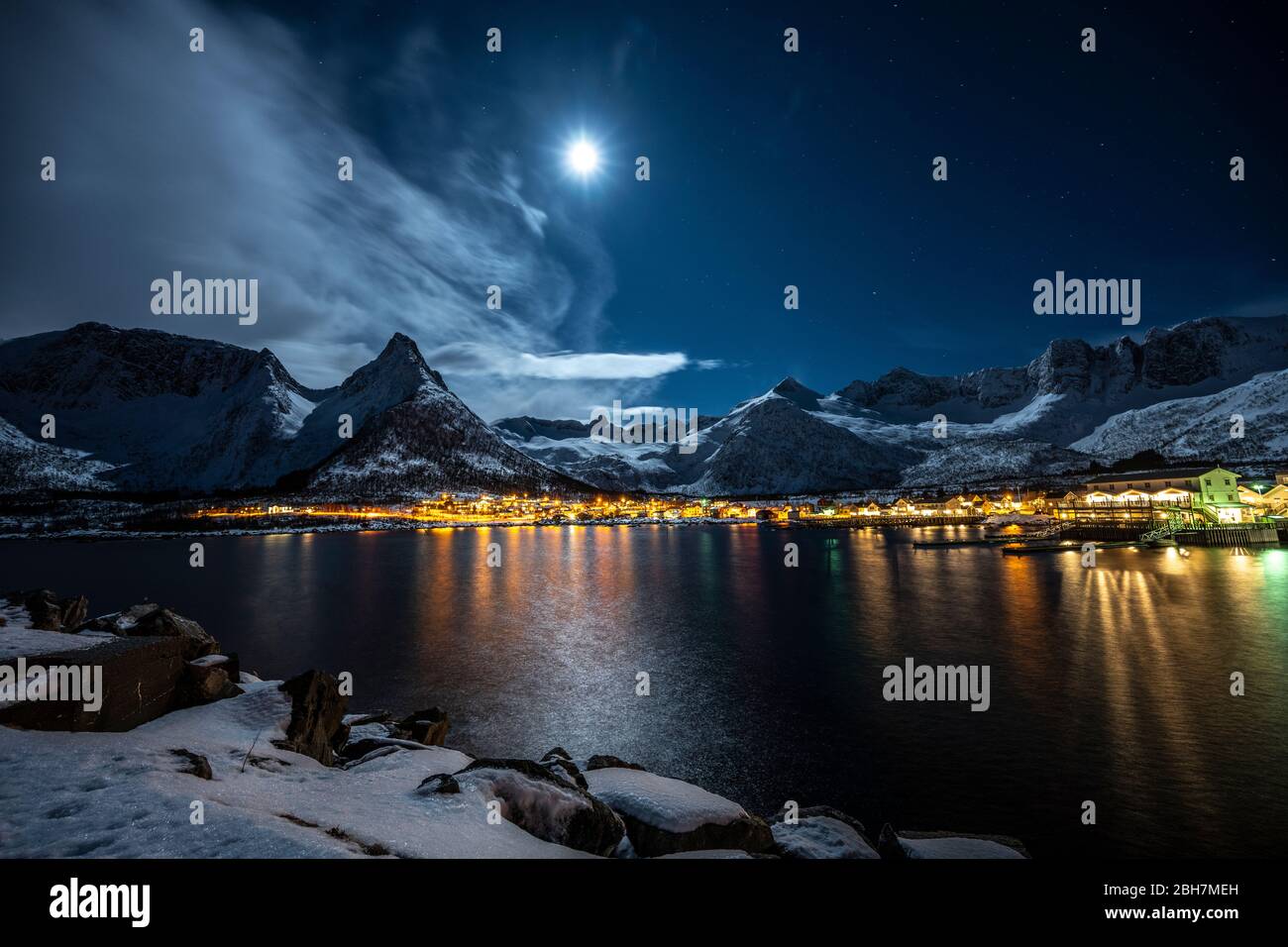 Moonlight sopra Mefjord, Senja, Norvegia. Foto Stock