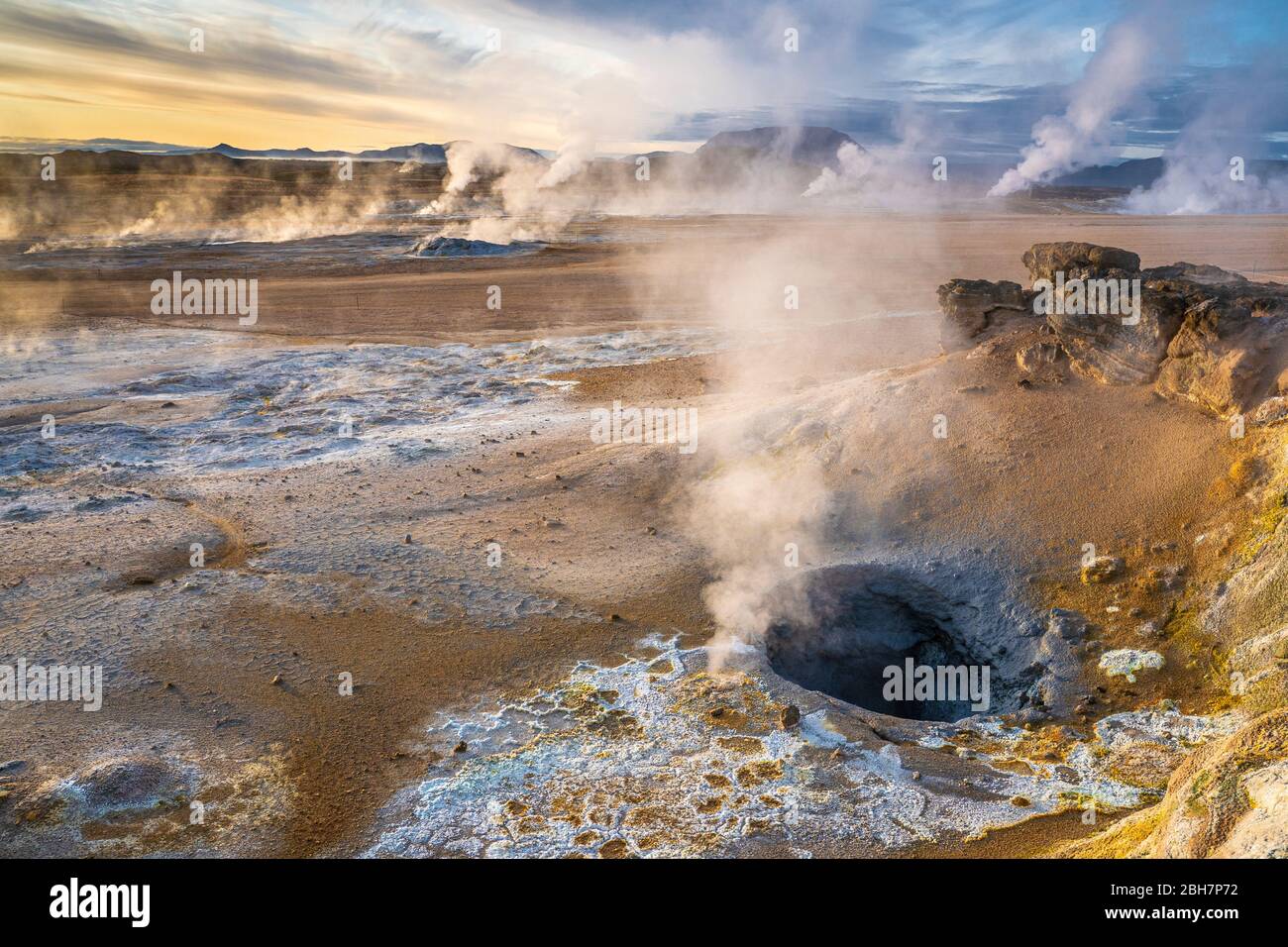 Fanghiglia e solfataras nella zona geotermica di Hverir vicino al lago Myvatn, Islanda settentrionale Foto Stock