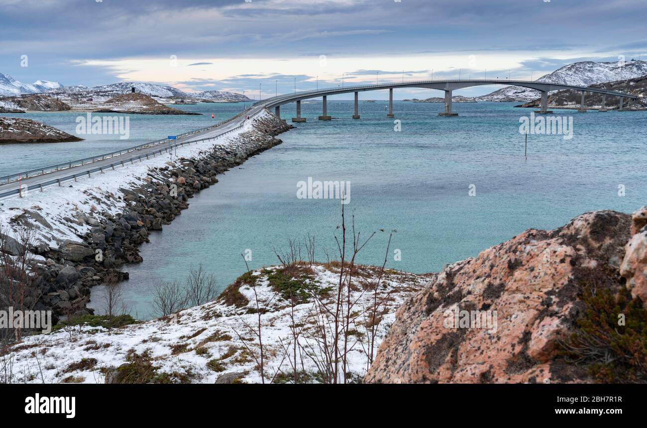 Ponte dei fiordi nell'idilliaco paesaggio invernale sull'Arcipelago di Sommarøy nella Norvegia settentrionale, vicino a Tromsoe Foto Stock