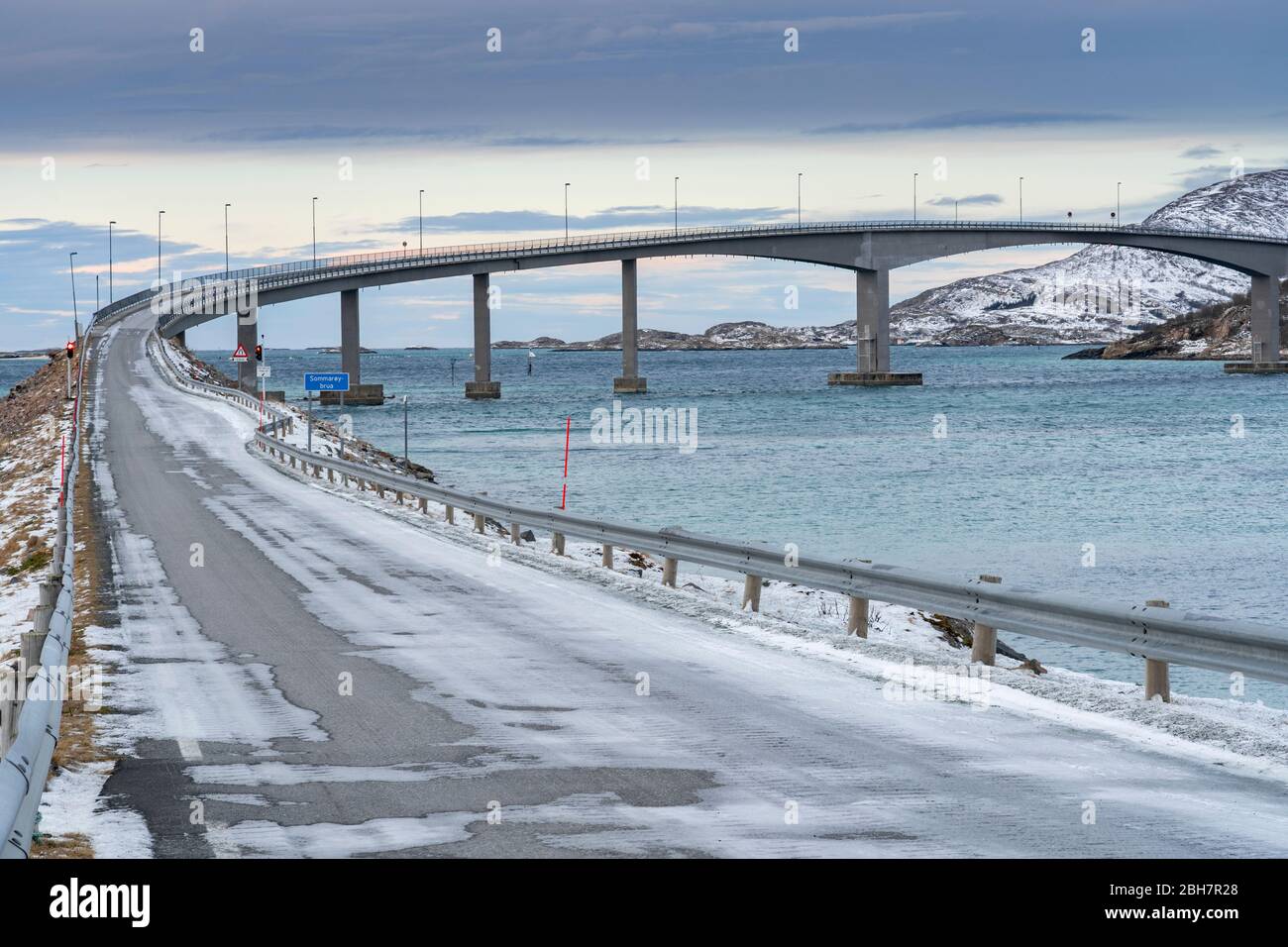 Ponte dei fiordi nell'idilliaco paesaggio invernale sull'Arcipelago di Sommarøy nella Norvegia settentrionale, vicino a Tromsoe Foto Stock