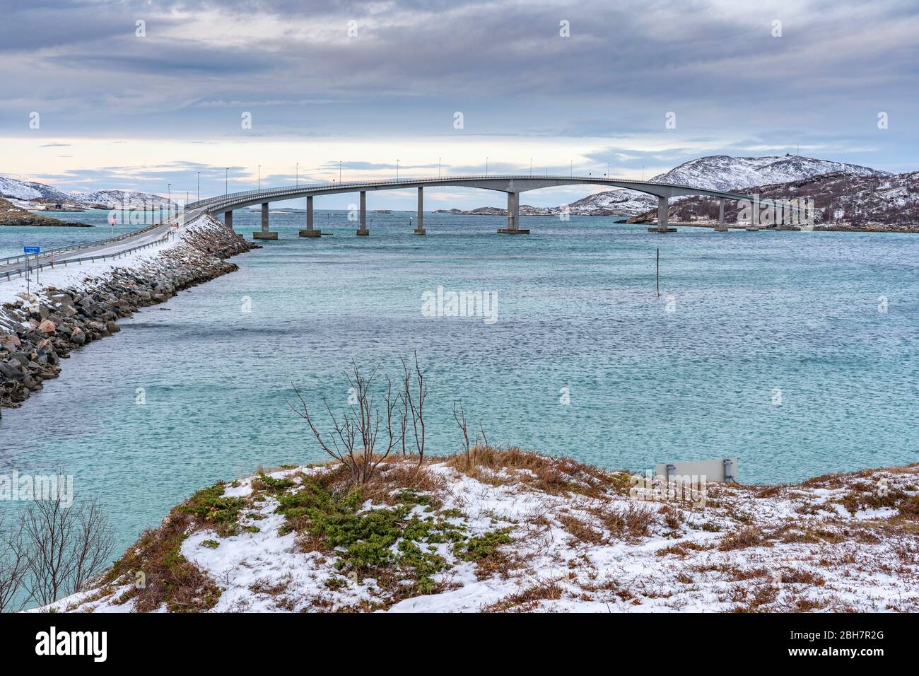 Ponte dei fiordi nell'idilliaco paesaggio invernale sull'Arcipelago di Sommarøy nella Norvegia settentrionale, vicino a Tromsoe Foto Stock