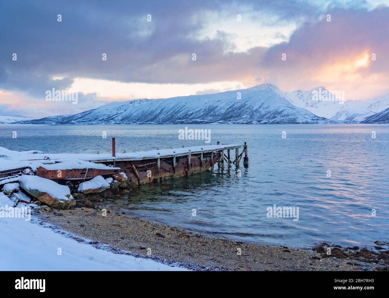 Paesaggio invernale all'alba polare sull'isola di Kvaløya e fiordo vicino a Tromso, Norvegia settentrionale Foto Stock