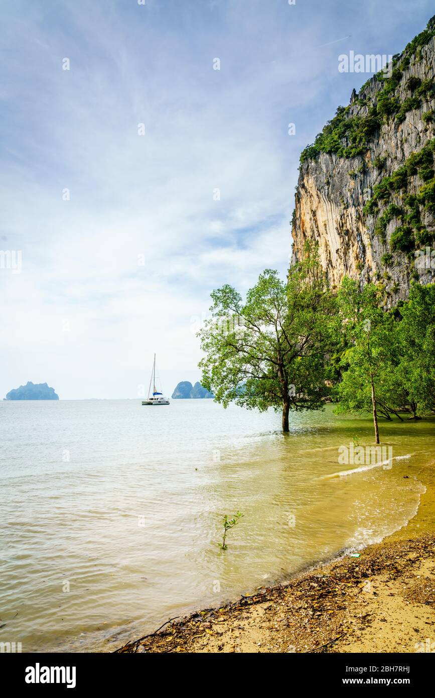 Spiaggia isolata su un'isola nel Mare delle Andamane in Thailandia Foto Stock