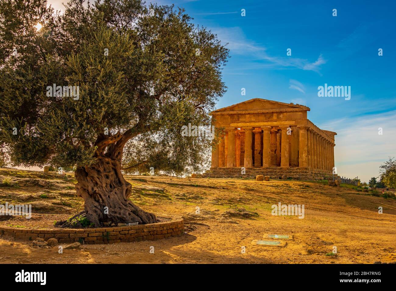 La Valle dei Templi è un sito archeologico con rovine dell'antica Grecia, situato nella regione siciliana di Agrigento, in Sicilia Foto Stock